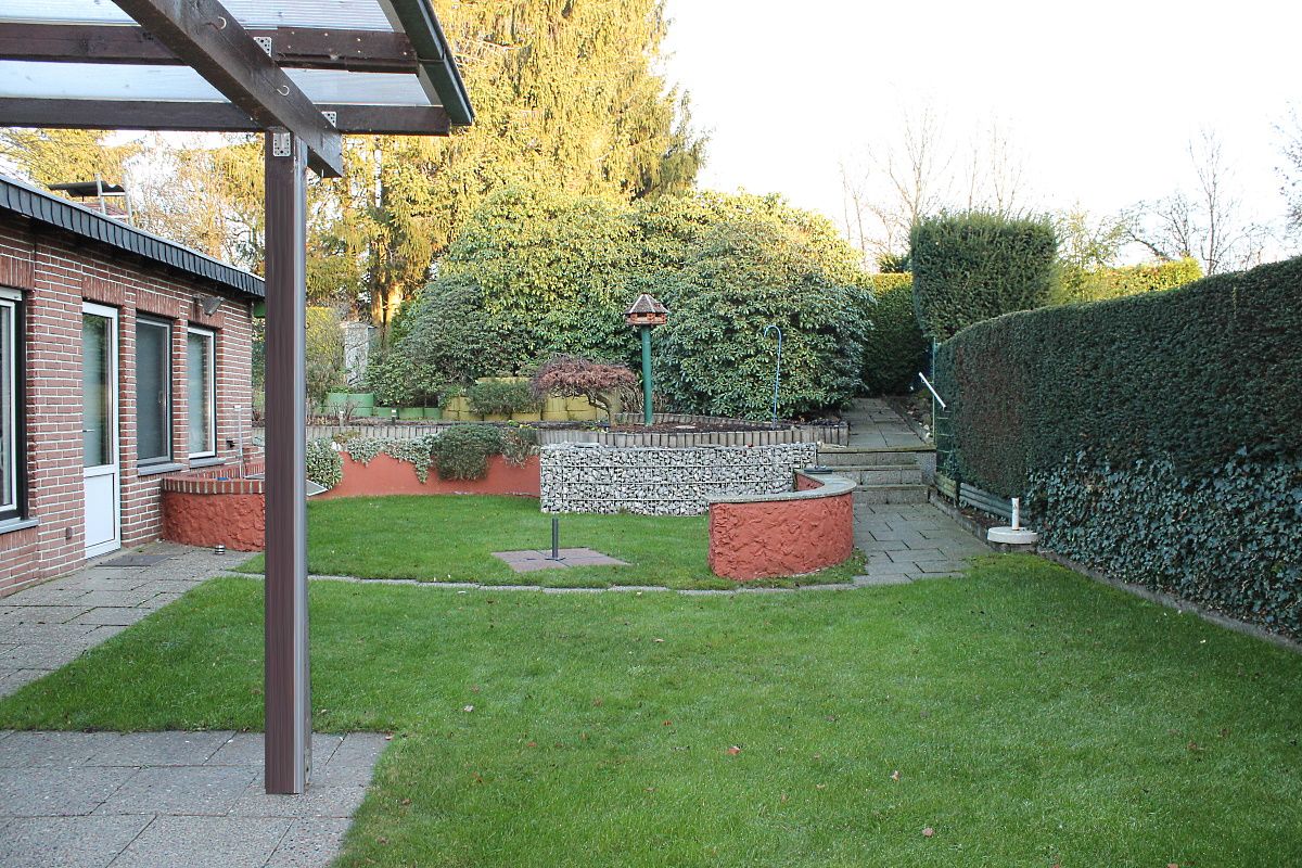 Bochum: -VERKAUFT- Charmante Mehrfamilienhaushälfte Doppelgarage großer Garten Bochum-Gerthe prov.frei zu verkaufen!