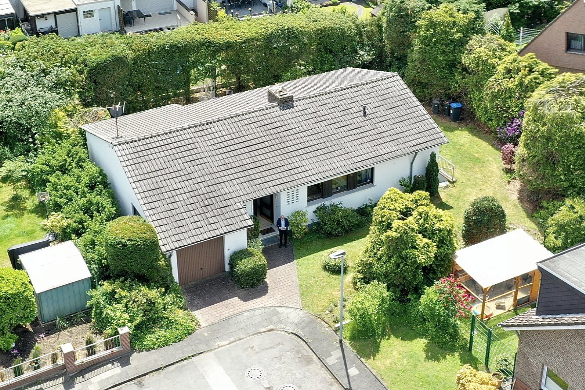 Rheinberg: -VERKAUFT- Schöner, freistehender Bungalow mit Keller Garage in Sackgasse provisionsfrei zu verkaufen!
