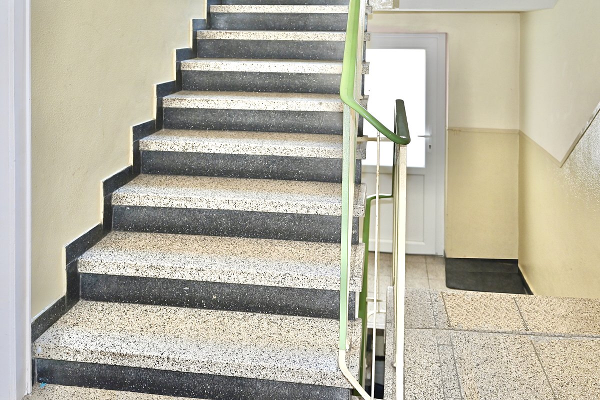 Bochum Zentrum: -VERKAUFT- Handwerker aufgepaßt! Renov.bed. Eigentumswohnung Gem.Garten Keller prov.frei zu verk.!