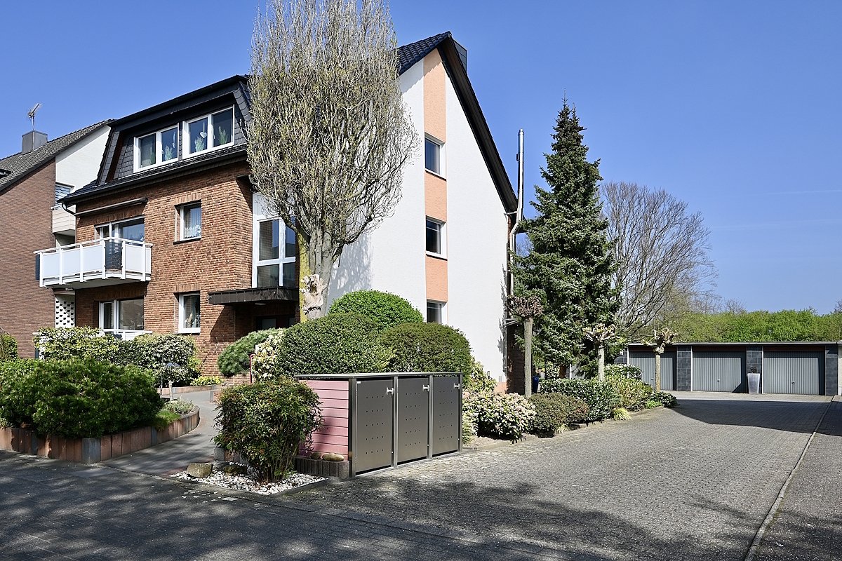 Recklinghausen: -VERKAUFT- Hochwertiges Dreifamilienhaus 4Garagen großes Grundstück prov.frei zu verkaufen!