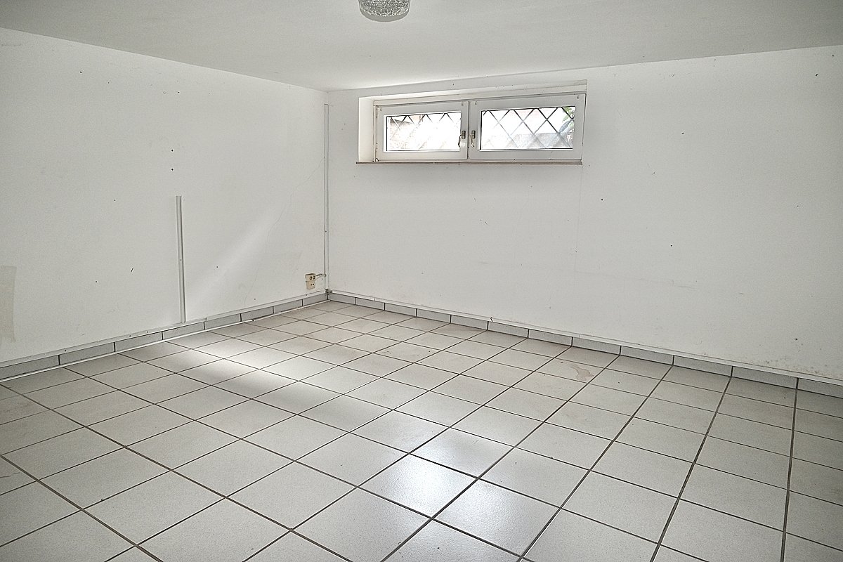 Dülmen: Großes Einfamilienhaus mit großer Garage und Vollkeller provisionsfrei zu verkaufen!