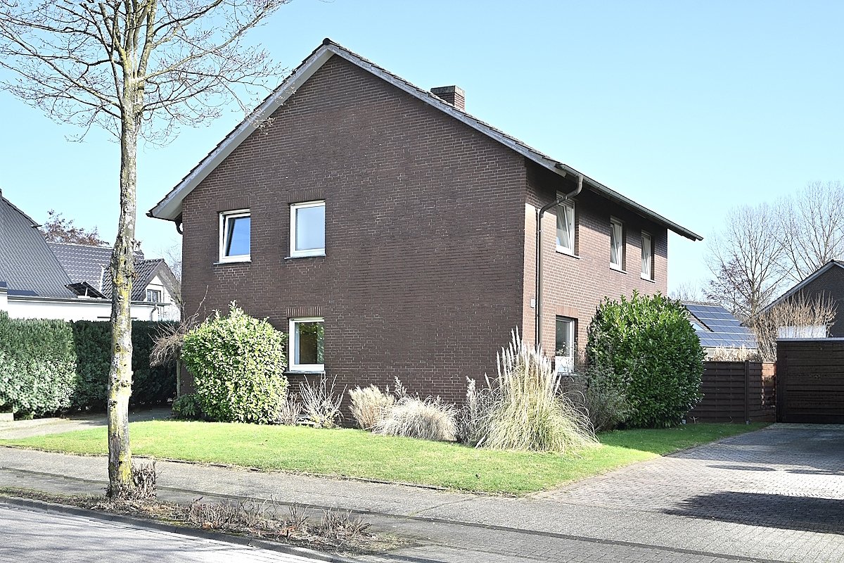 Dülmen: Großes Einfamilienhaus mit großer Garage und Vollkeller provisionsfrei zu verkaufen!