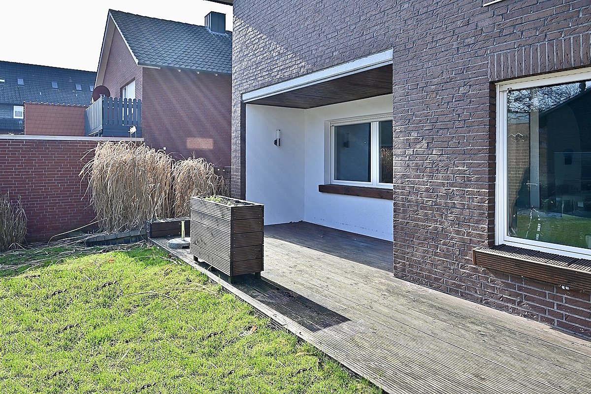 Dülmen: Großes Einfamilienhaus mit großer Garage und Vollkeller provisionsfrei zu verkaufen!