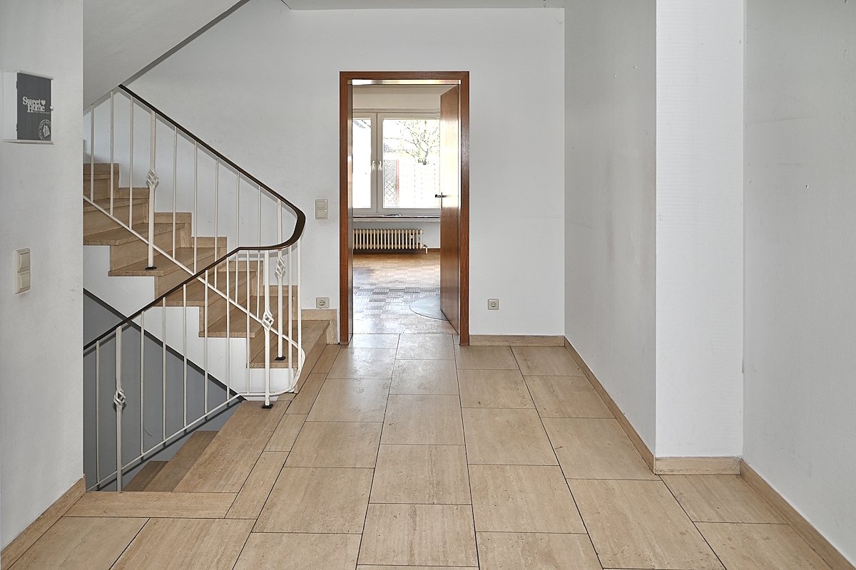 Dülmen: Großes Einfamilienhaus mit großer Garage und Vollkeller provisionsfrei zu verkaufen!