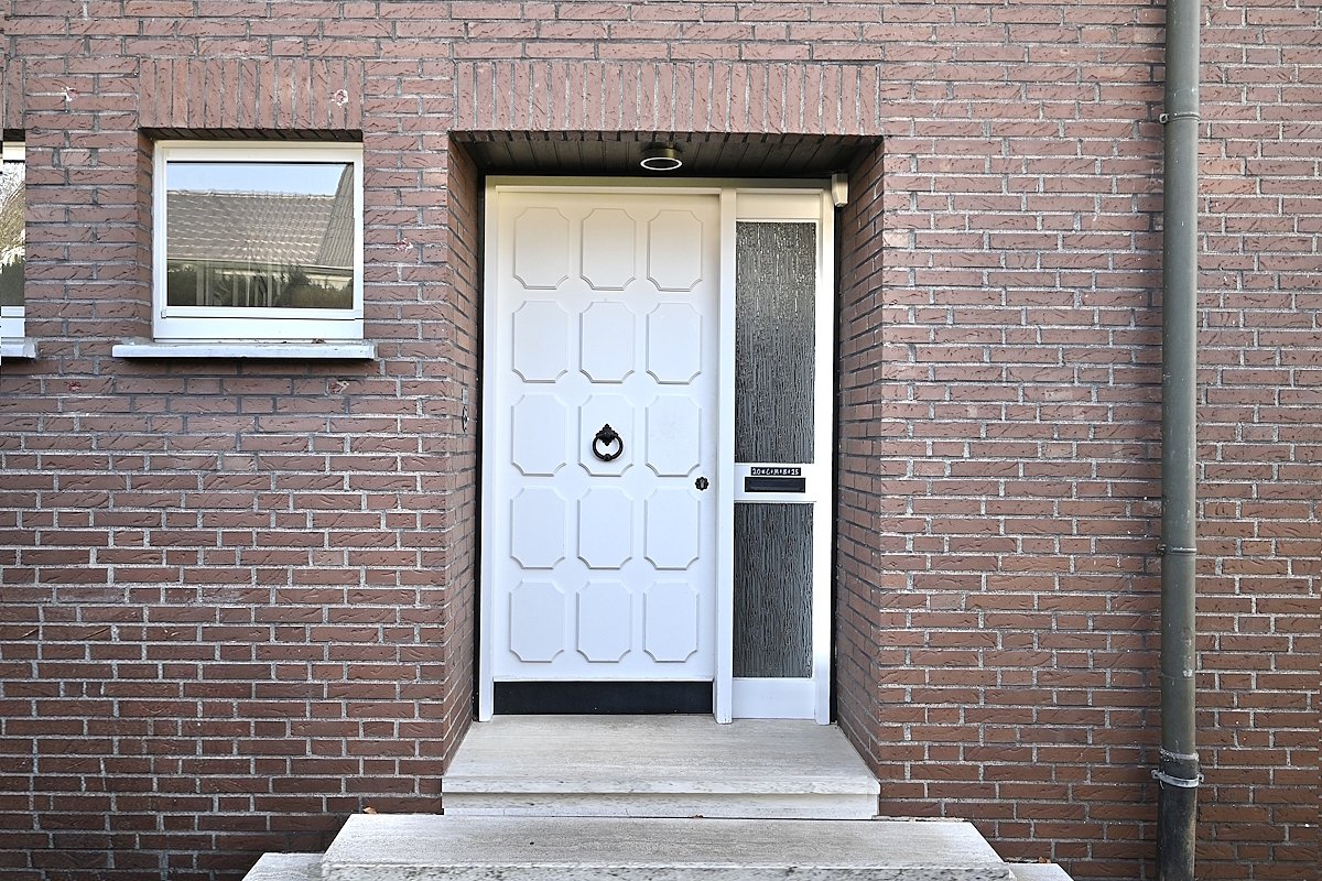 Dülmen: Großes Einfamilienhaus mit großer Garage und Vollkeller provisionsfrei zu verkaufen!