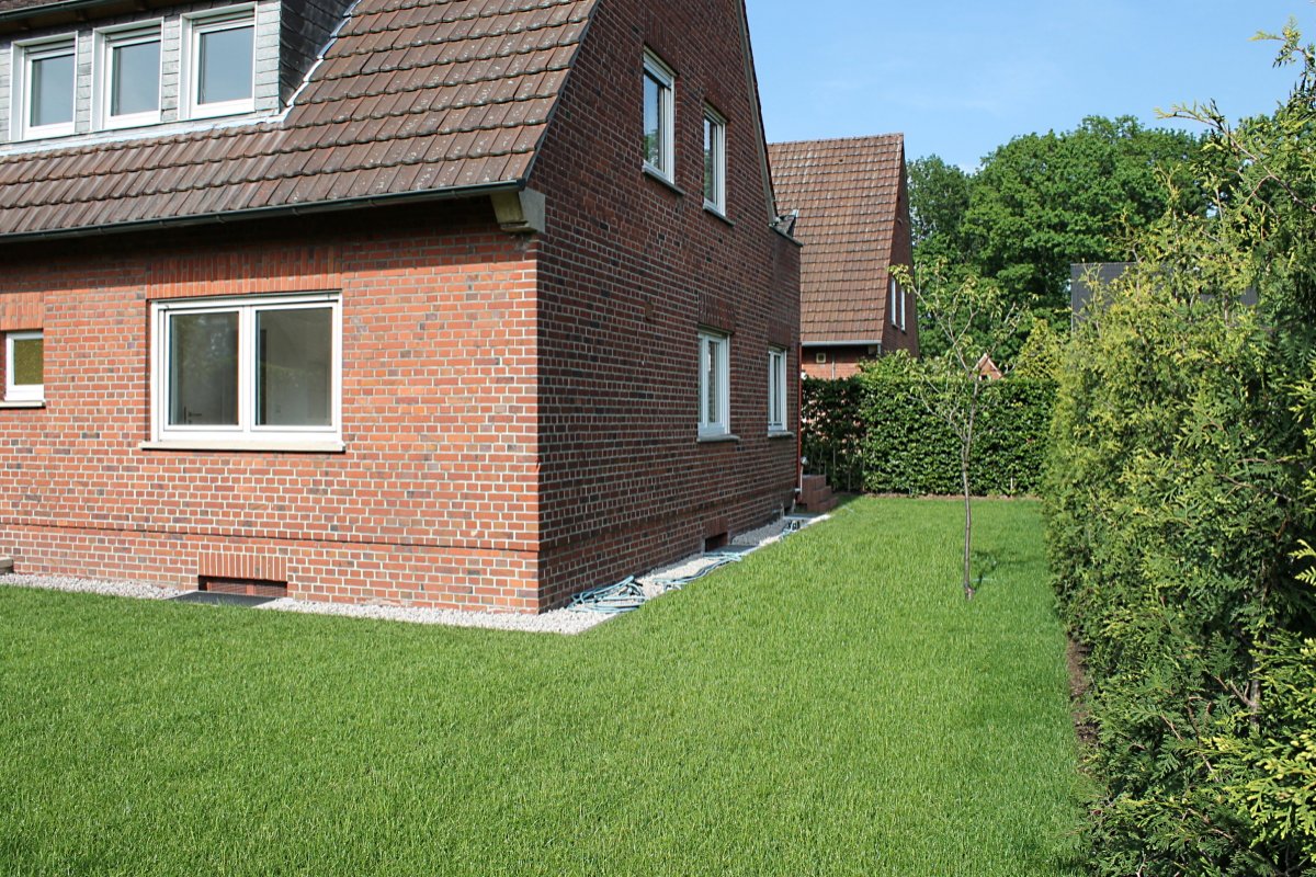 Gartenbereich neben dem Haus Gartenbereich neben dem Haus