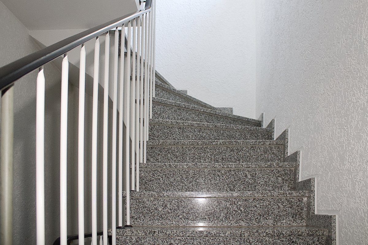 Treppenhaus EG zum OG Treppenhaus EG zum OG