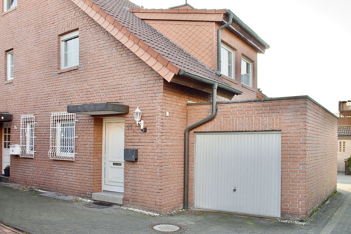 Wohnungseingang und Rückansicht Garage (Ausgang)