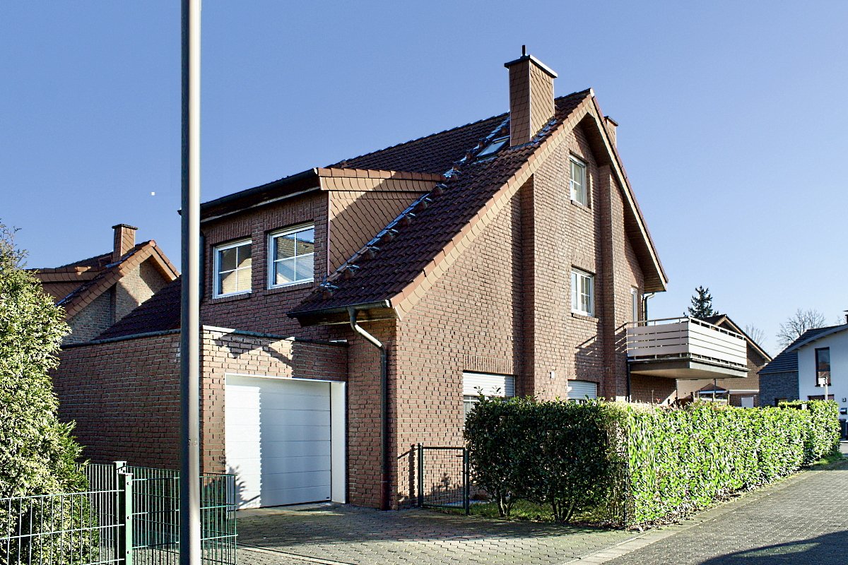 Seitenansicht, Stellplatz und Vorderansicht Garage (Einfahrt) Seitenansicht, Stellplatz und Vorderansicht Garage (Einfahrt)