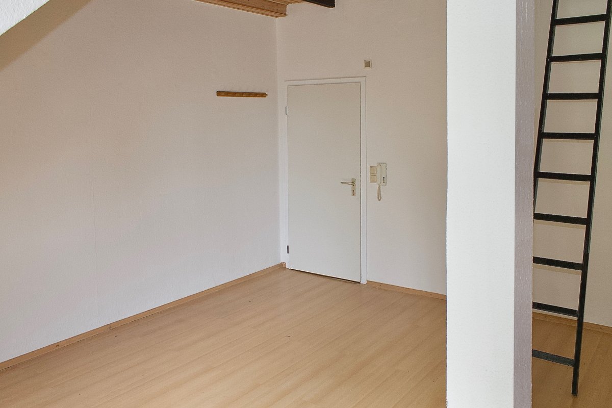 Wohn-/Esszimmer mit Leiter zum Hochbett Wohn-/Esszimmer mit Leiter zum Hochbett