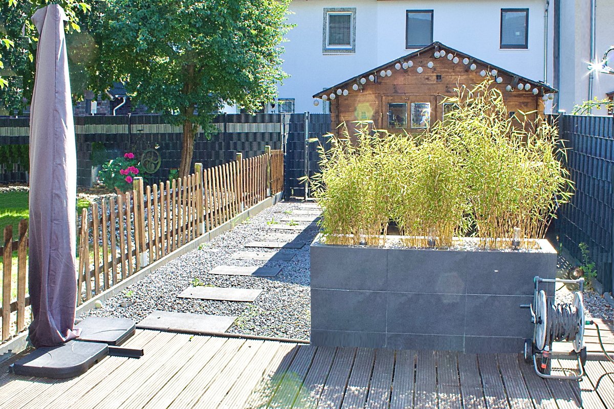 Terrasse Blick zum Gartenhaus