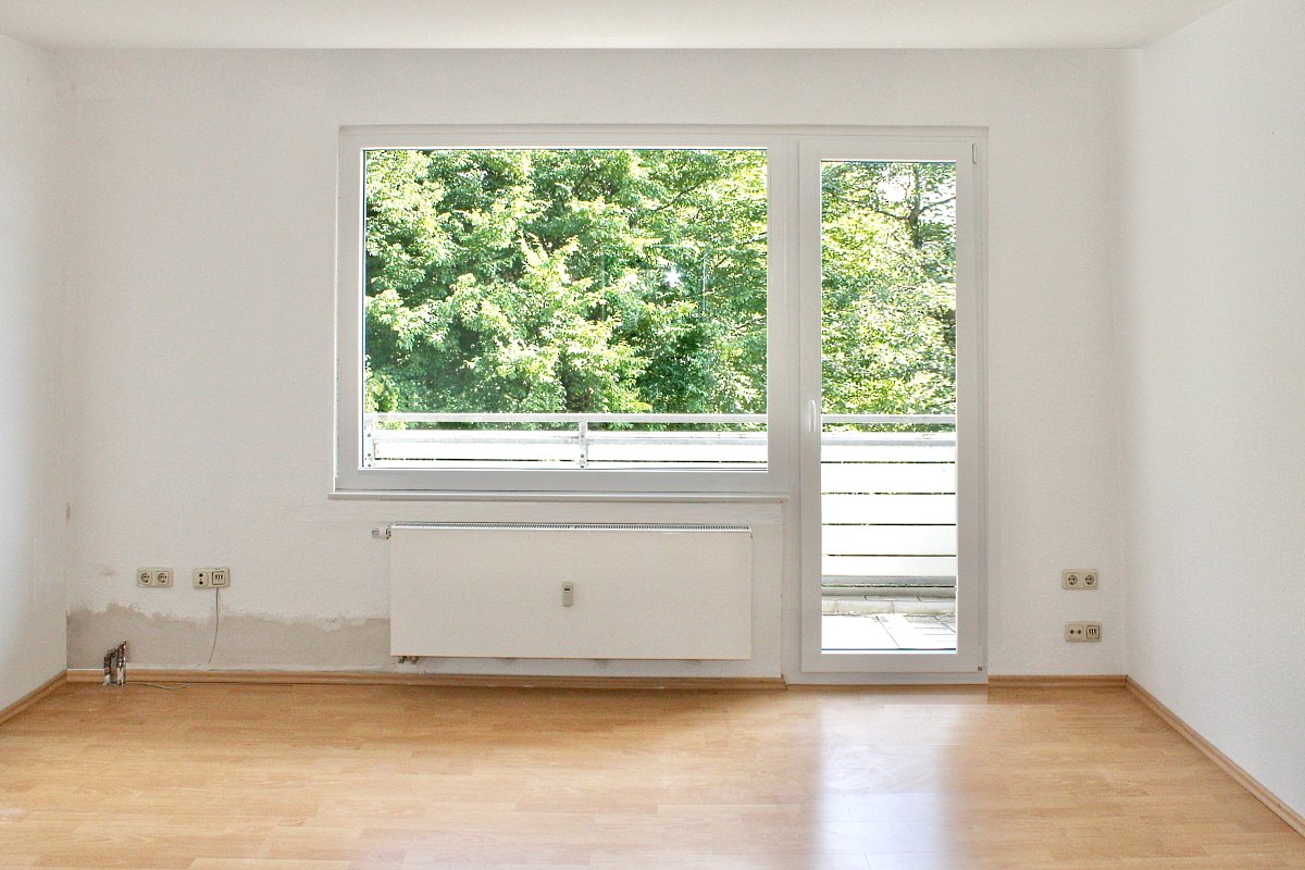 Wohnzimmer mit Zugang zum Balkon Wohnzimmer mit Zugang zum Balkon