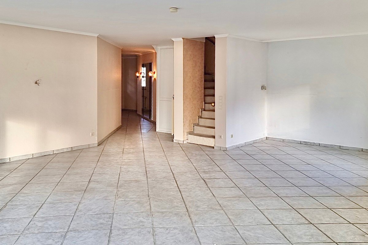 EG Wohnzimmer Blick zur Treppe ins DG