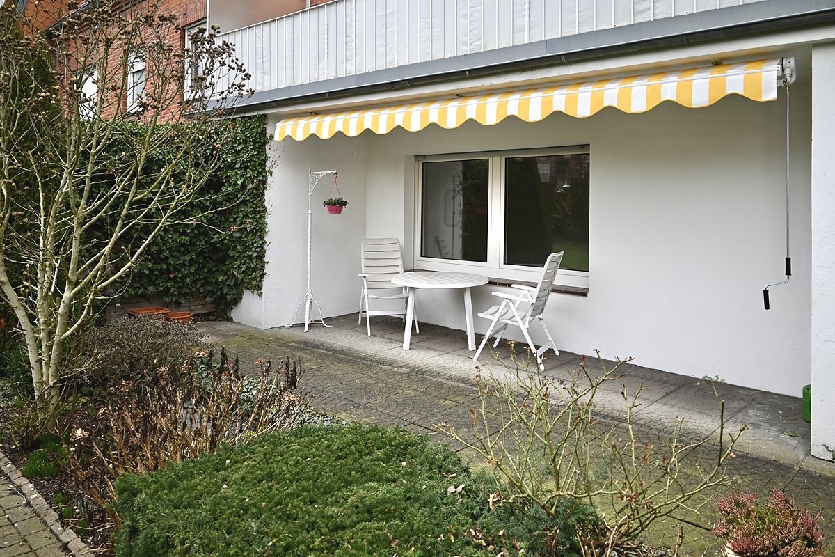 Terrasse und Grundstück Terrasse und Grundstück