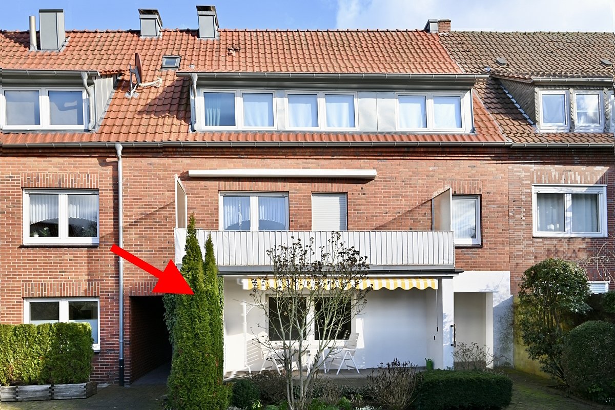 Hausansicht mit Terrasse Hausansicht mit Terrasse