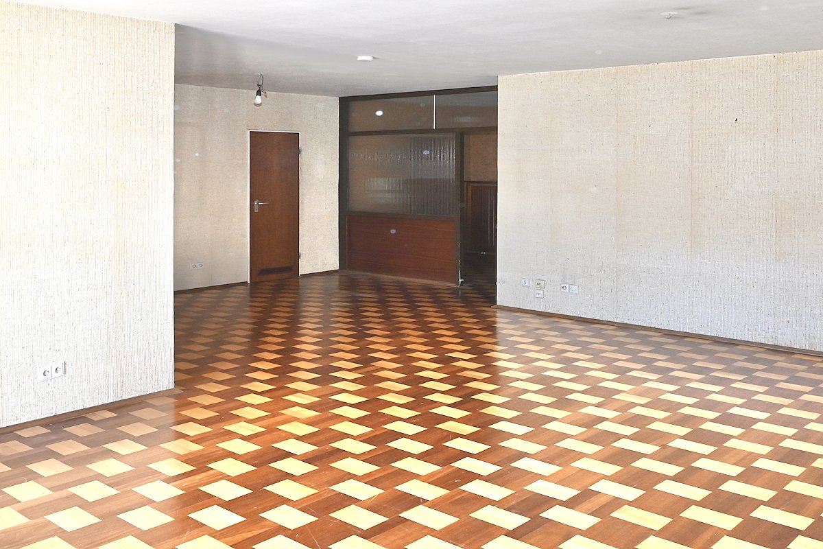 Wohnzimmer Blick zum Eingangsbereich Wohnzimmer Blick zum Eingangsbereich