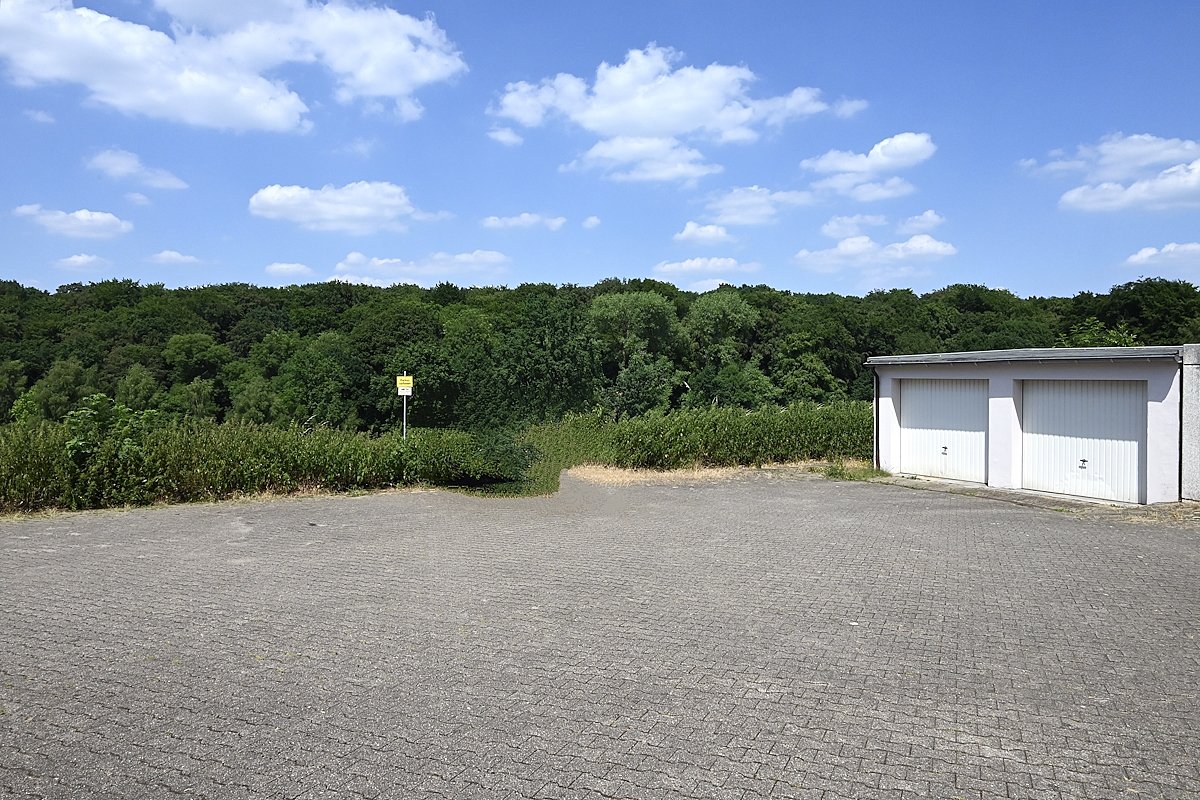 Stellplätze und Garagen Stellplätze und Garagen