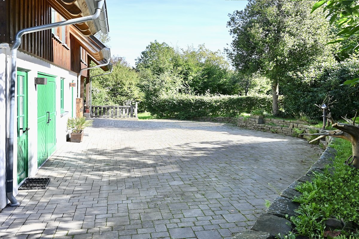 Hof Wendeplatz vor dem Haus aus 2013 Hof Wendeplatz vor dem Haus aus 2013