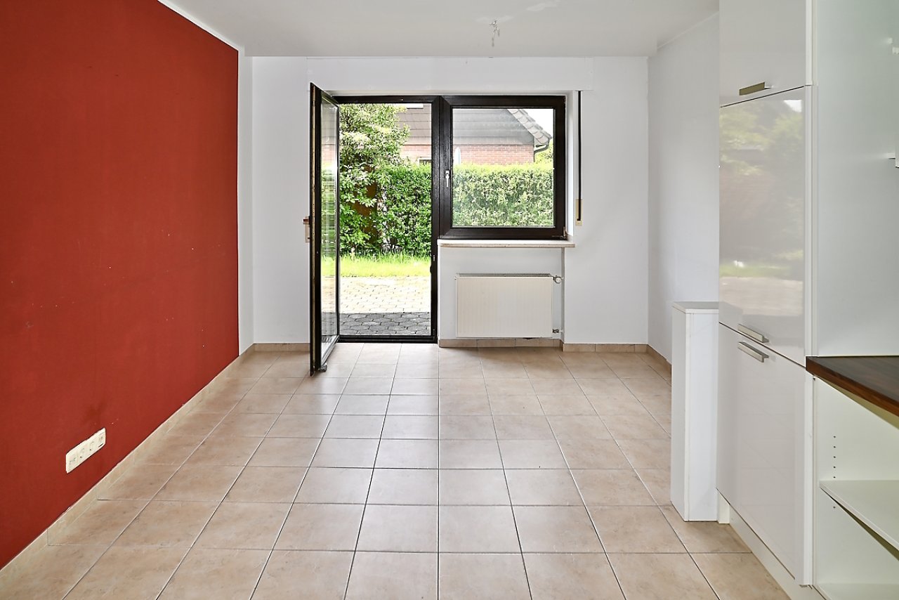 EG Küche Blick Essbereich - Terrasse EG Küche Blick Essbereich - Terrasse