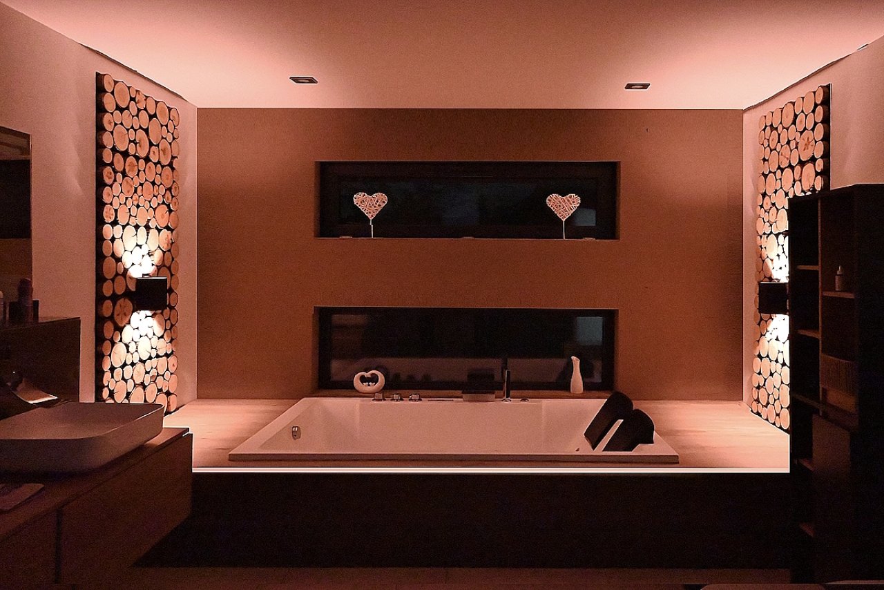 OG Master Badezimmer Farbspiel bei Nacht OG Master Badezimmer Farbspiel bei Nacht