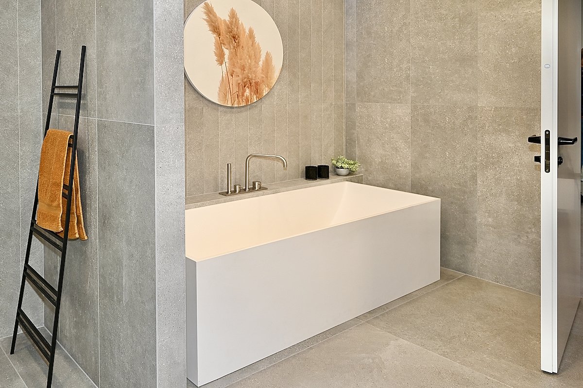 Haupt-Badezimmer mit Designer-Badewanne Haupt-Badezimmer mit Designer-Badewanne