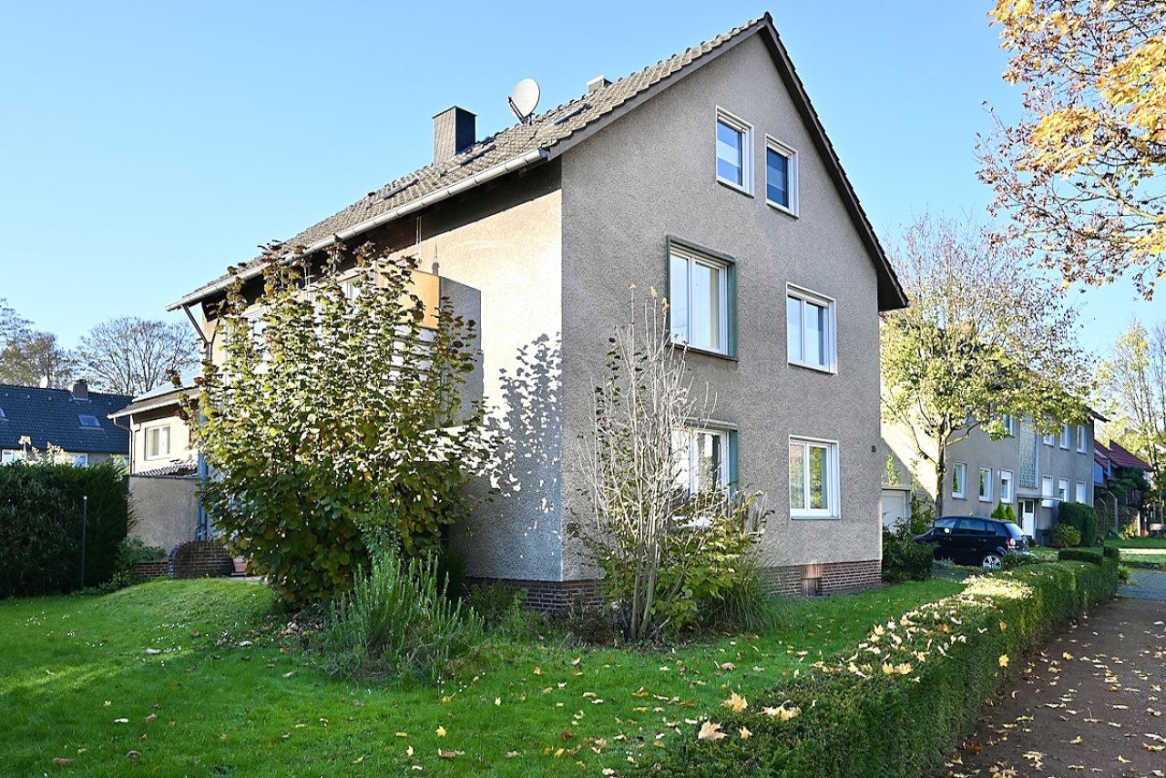 Hausansicht seitlich mit Gartenblick Hausansicht seitlich mit Gartenblick