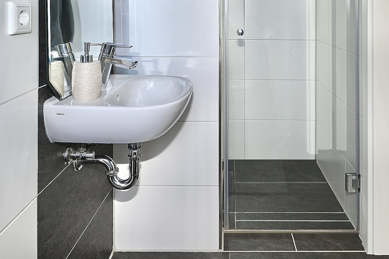 Gäste-WC mit Dusche EG Gäste-WC mit Dusche EG