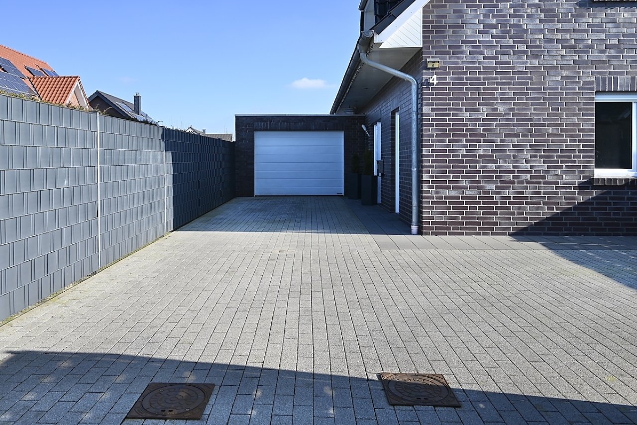 Gepflasterter Hof Blick auf Garage Gepflasterter Hof Blick auf Garage