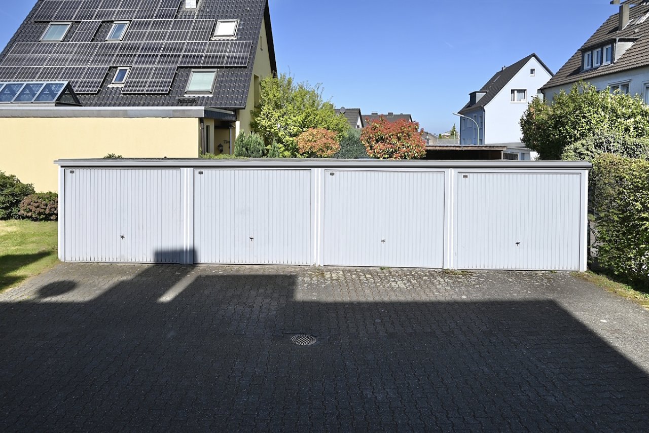 Hof mit Garagen Hof mit Garagen
