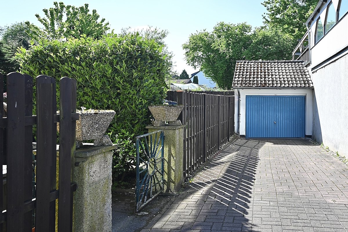 Einfahrt und Garage
