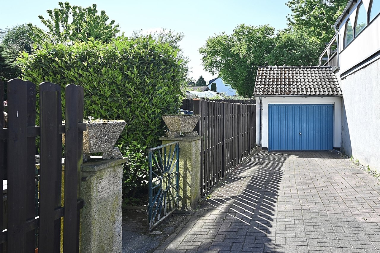 Einfahrt und Garage Einfahrt und Garage