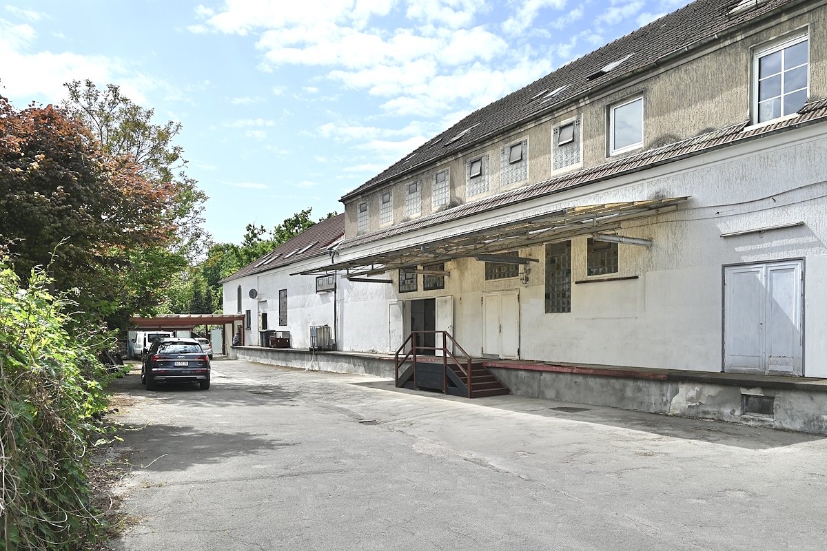 Hof mit Gewerbe Hof mit Gewerbe
