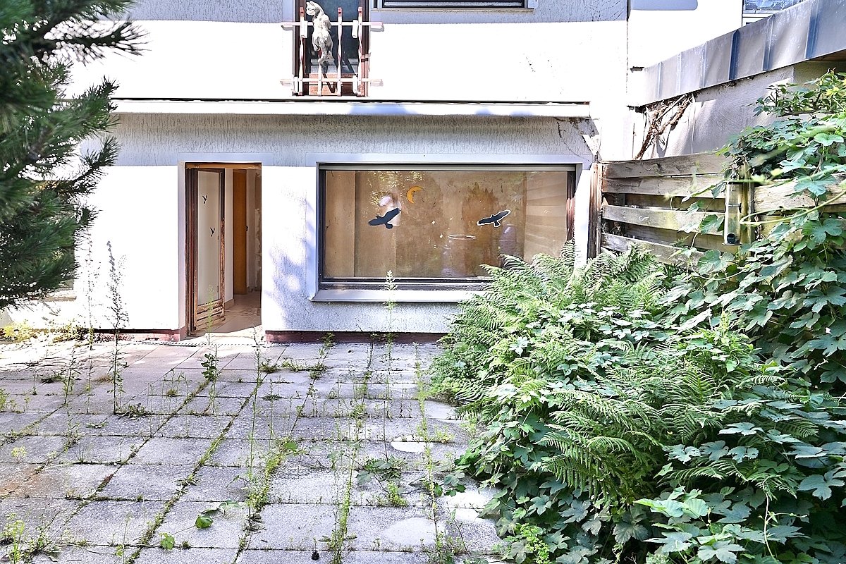 Blick vom Garten auf Terrasse und Haus Blick vom Garten auf Terrasse und Haus