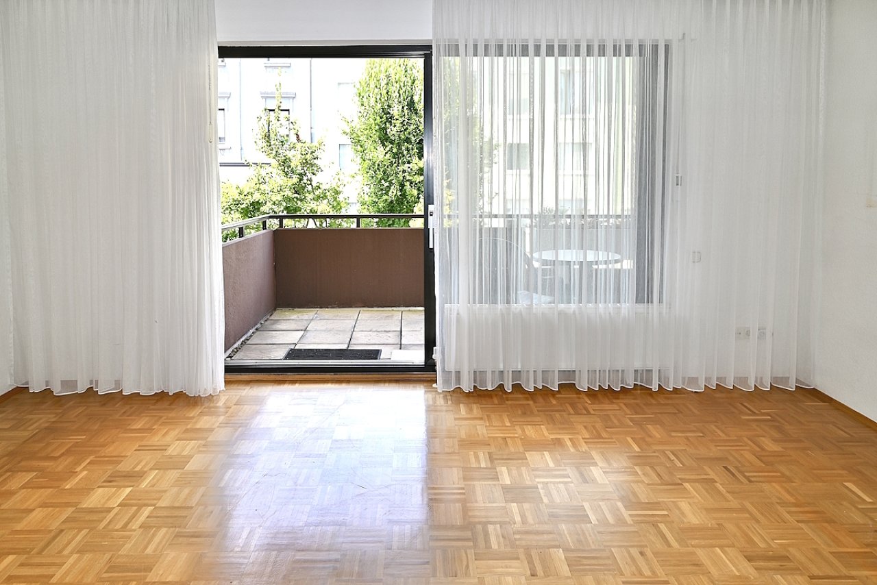 Wohnzimmer Blick zum Balkon