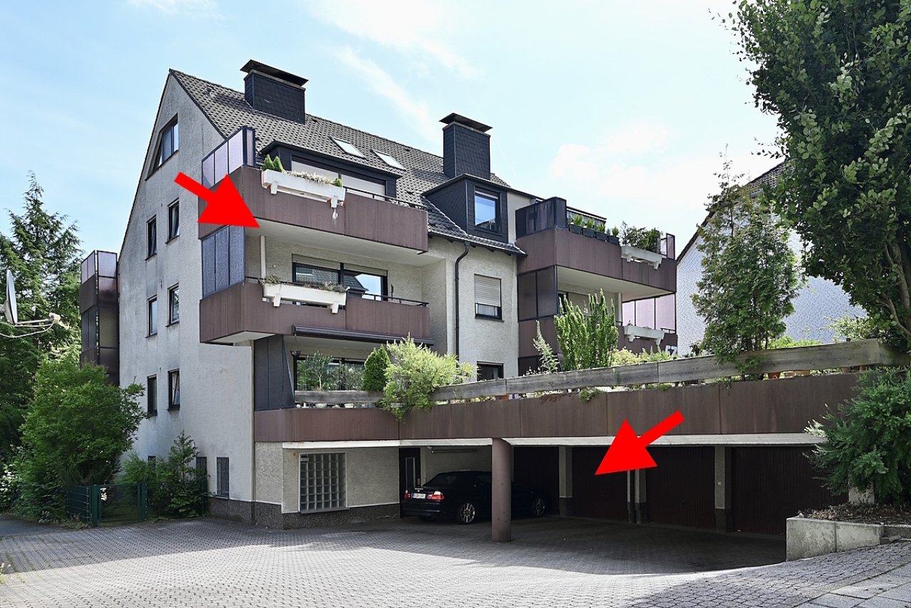 Hausansicht und PKW-Stellplatz