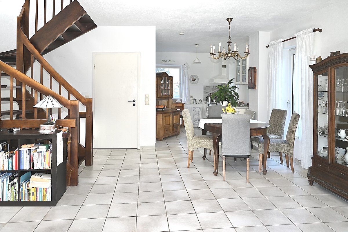 EG Blick vom Wohnzimmer zur Küche EG Blick vom Wohnzimmer zur Küche