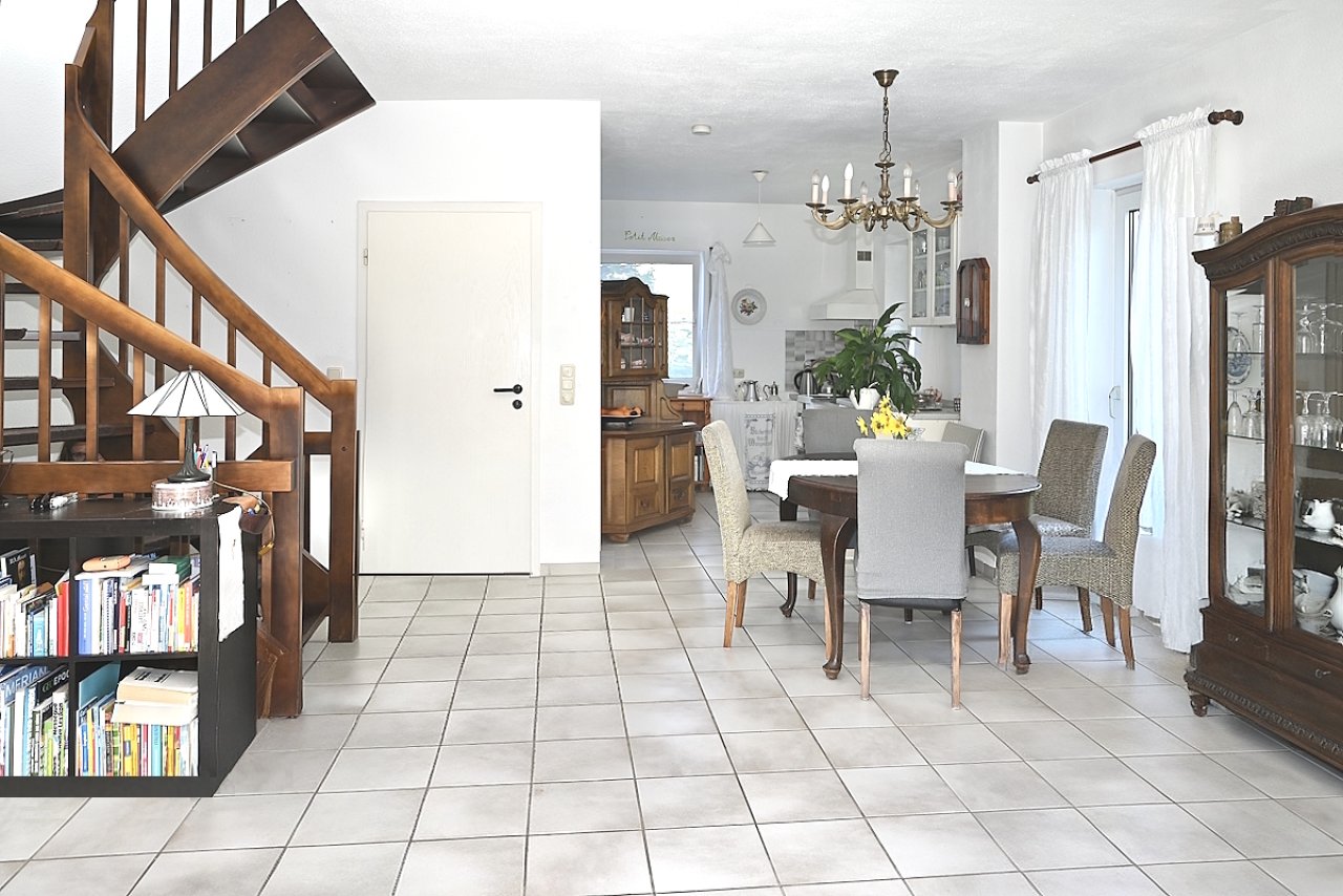 EG Blick vom Wohnzimmer zur Küche