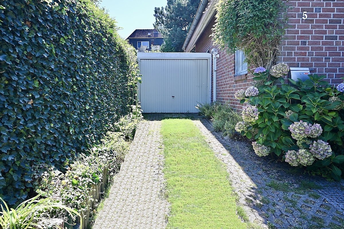 Garage und Einfahrt Garage und Einfahrt