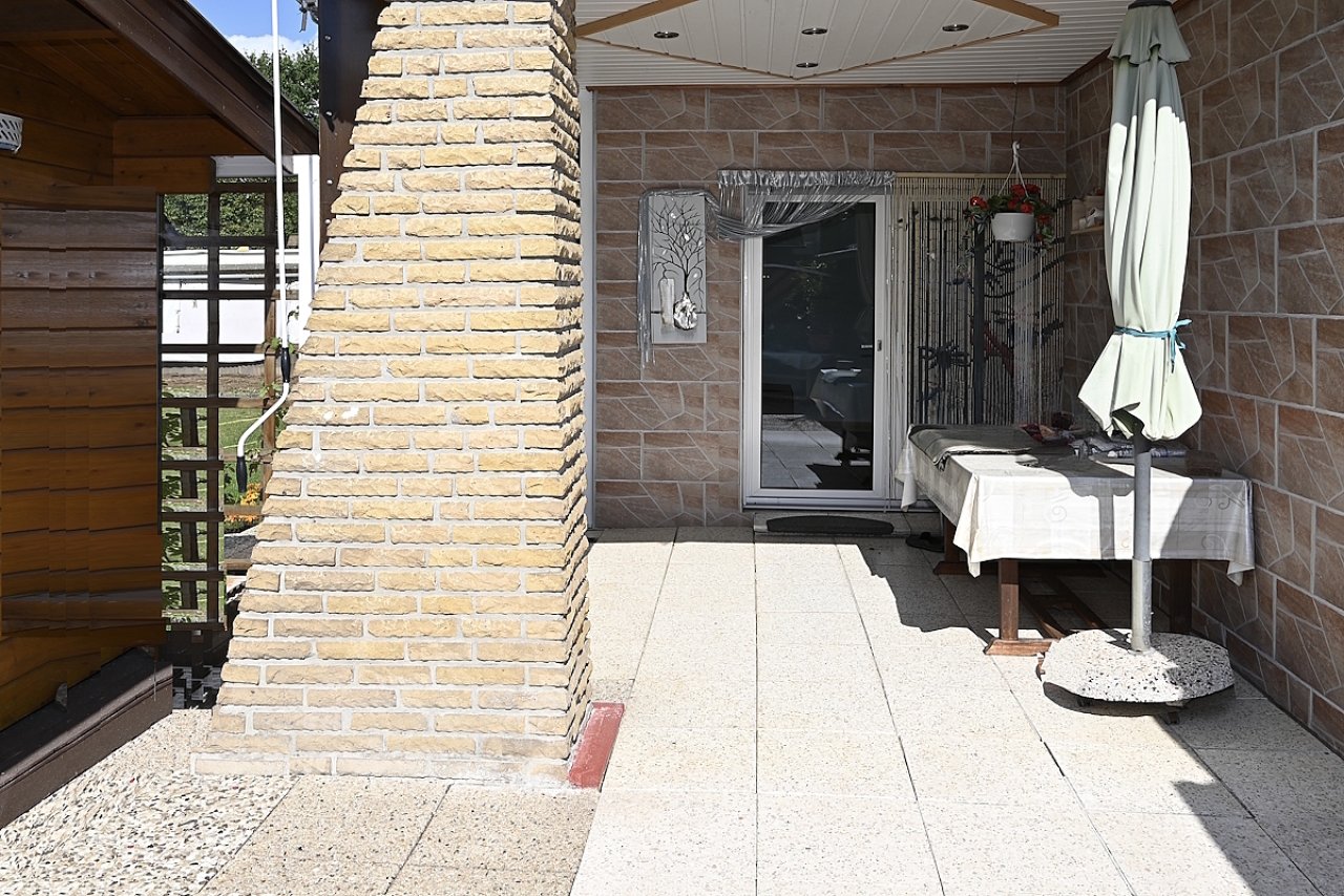 EG Terrasse mit Überdachung
