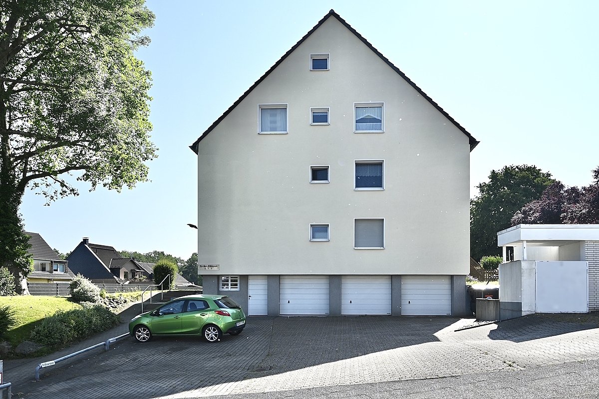 Hausansicht seitlich PKW Stellplätze Hausansicht seitlich PKW Stellplätze