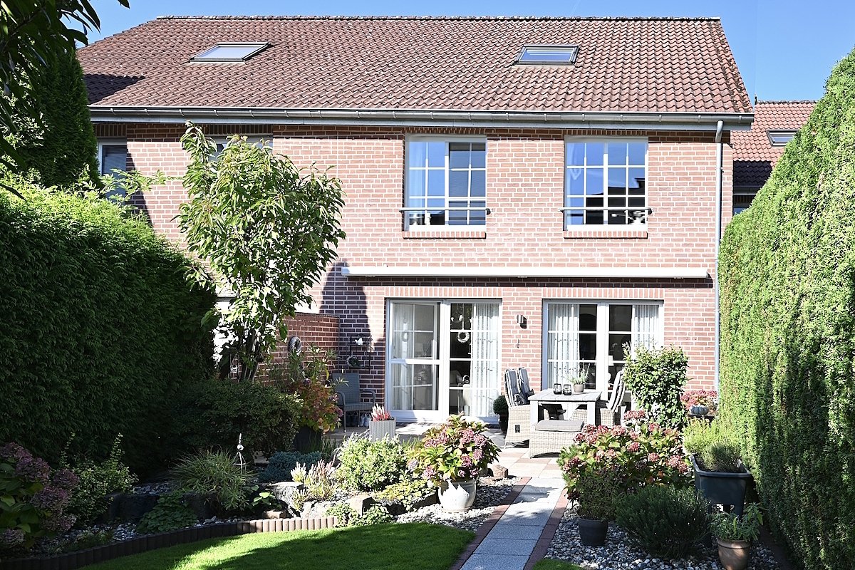 Blick vom Garten auf Terrasse und Haus Blick vom Garten auf Terrasse und Haus