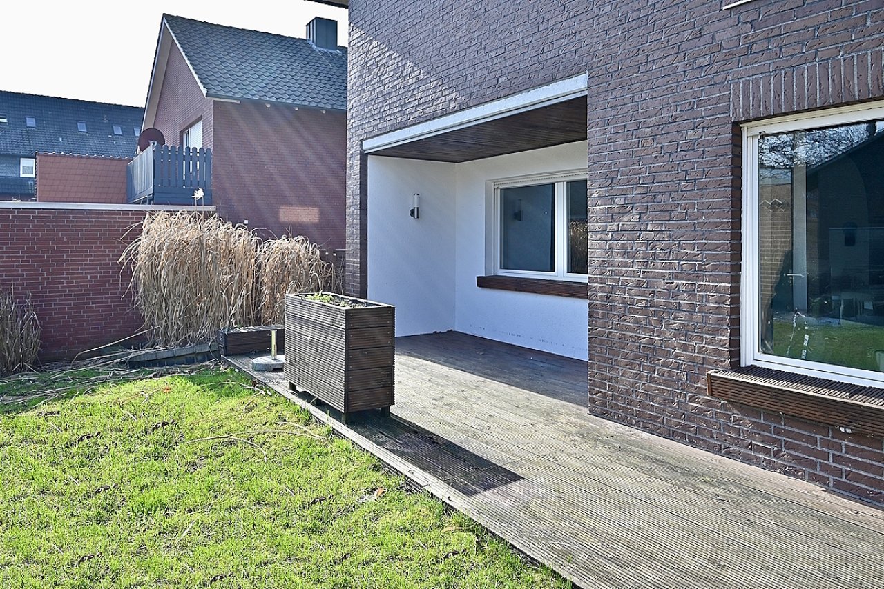 Blick von Garten auf Terrasse