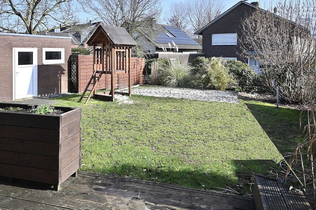 Blick von Terrasse in Garten