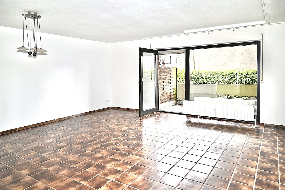 Wohn- / Esszimmer Blick zum Balkon