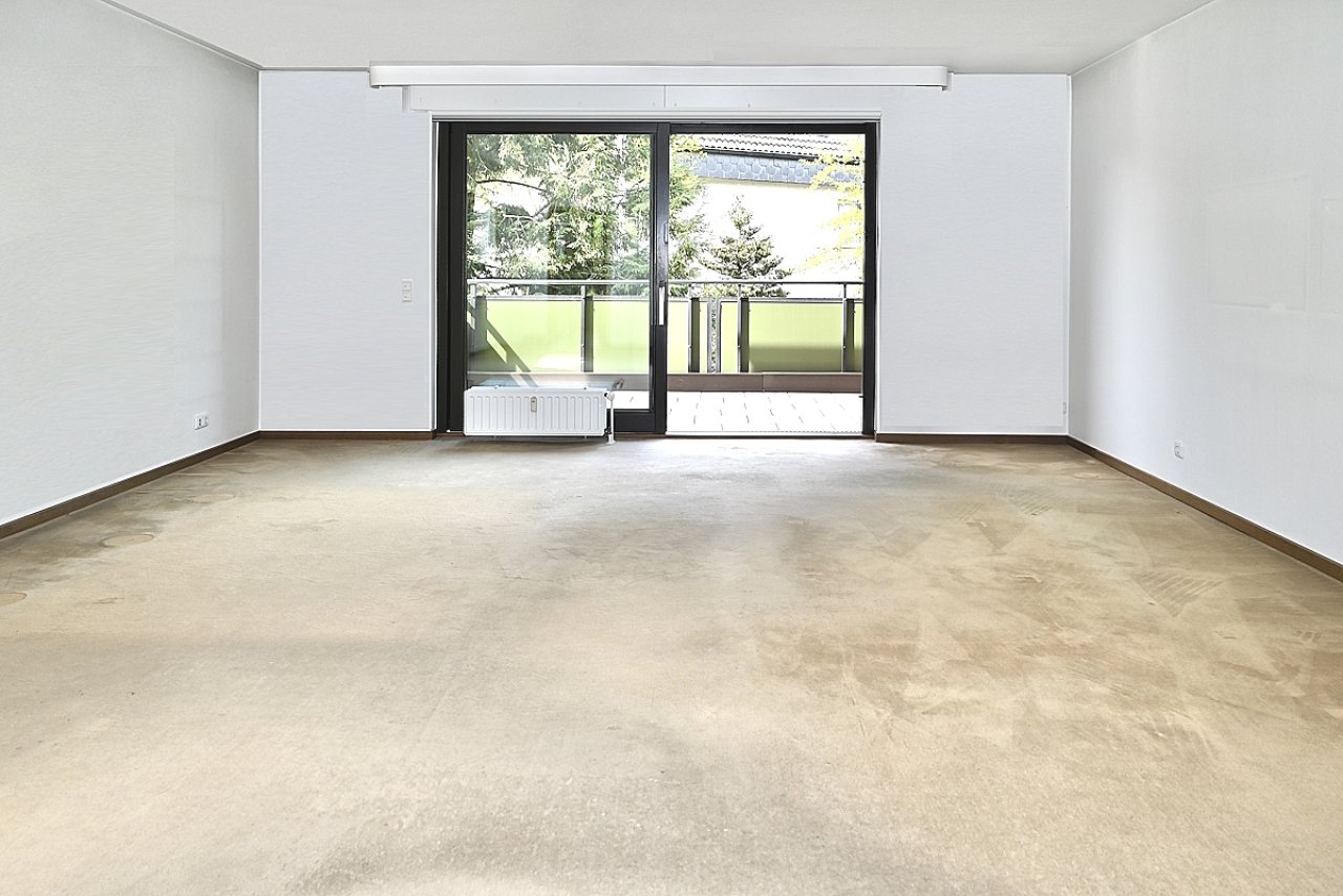 Wohnzimmer Blick zum Balkon