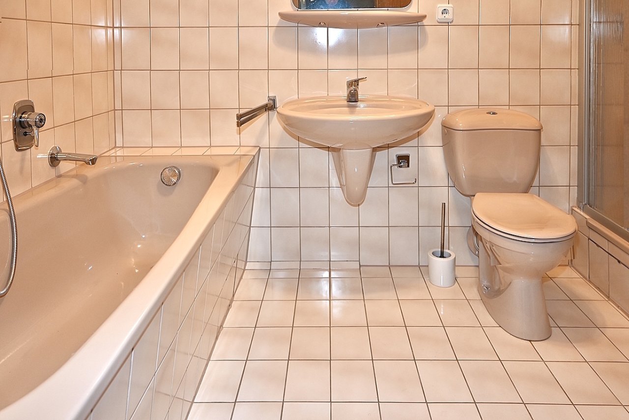 Badezimmer mit Badewanne und Dusche