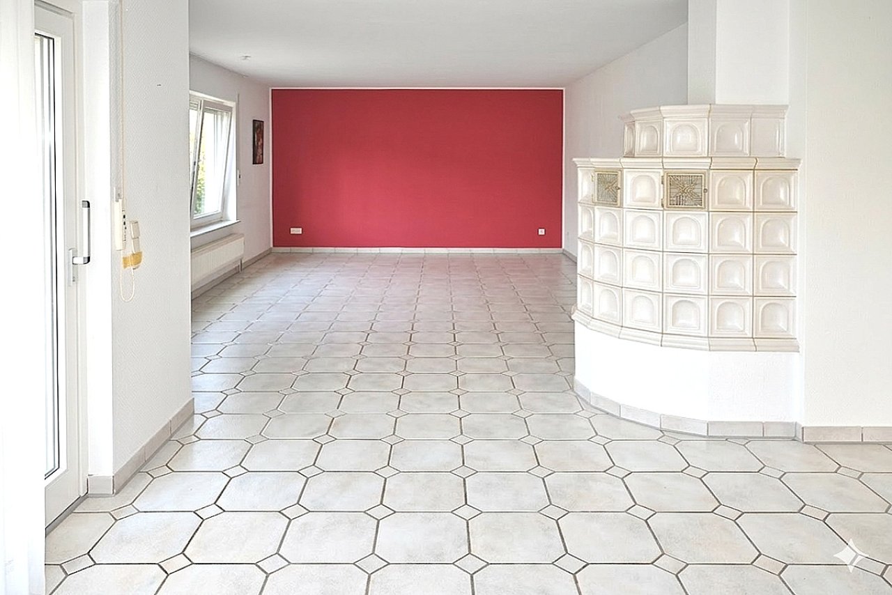 EG Blick ins Wohnzimmer mit Kachelofen