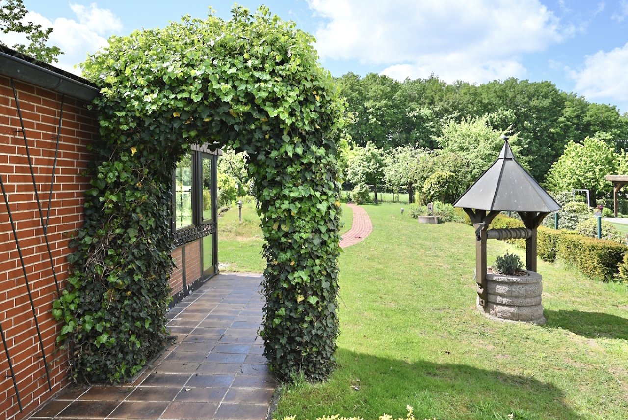 Durchgang zum parkähnlichen Garten Durchgang zum parkähnlichen Garten