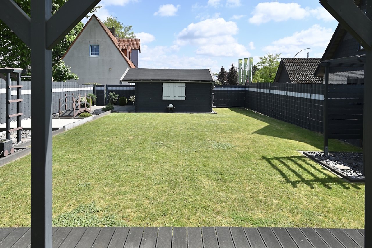 Blick vom Haus zum Gartenhaus