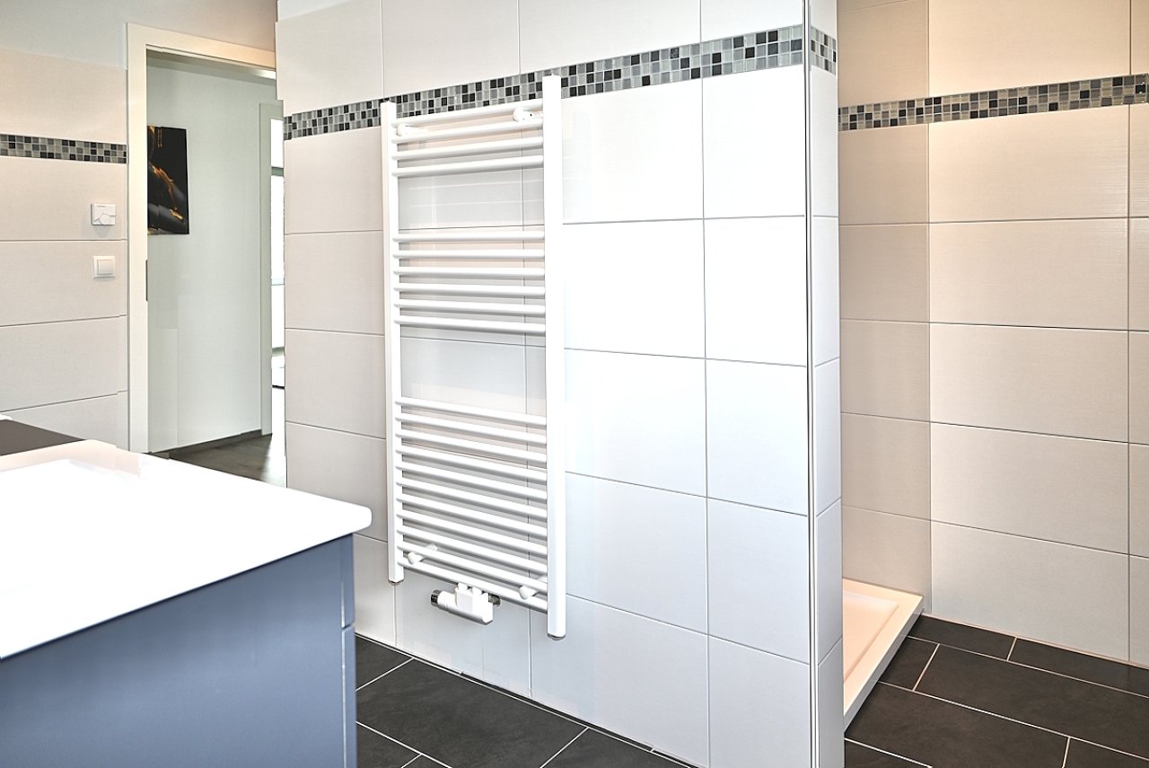 DG Badezimmer Blick zur Dusche